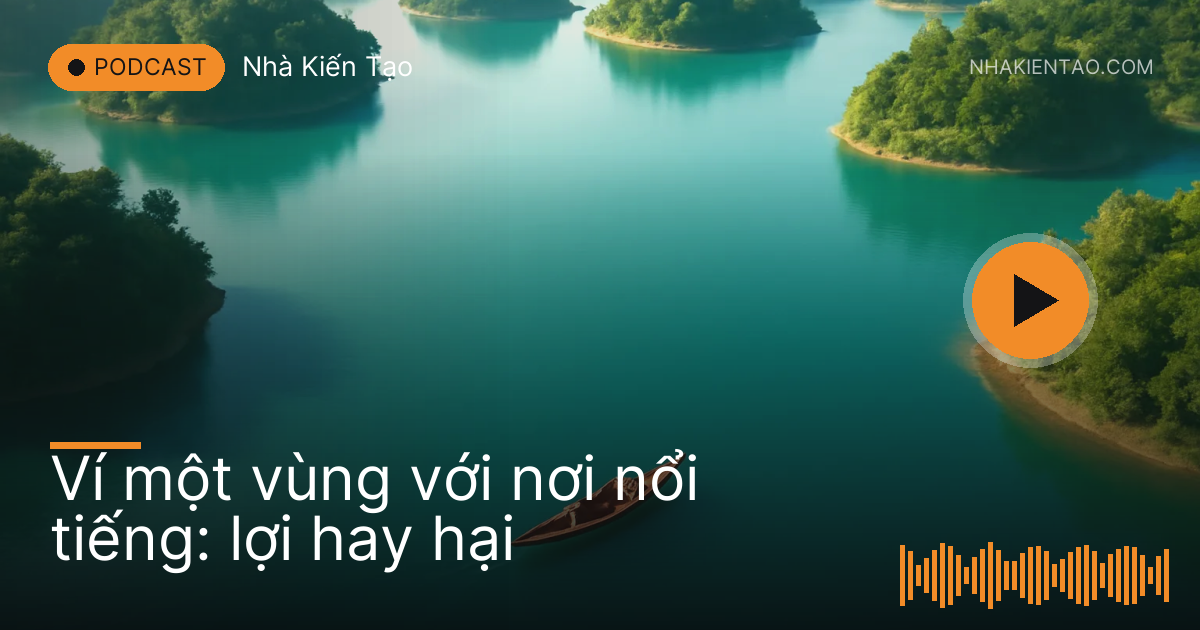 Thuyền nhỏ hai người giữa hồ nhiều đảo xanh nhìn từ trên cao