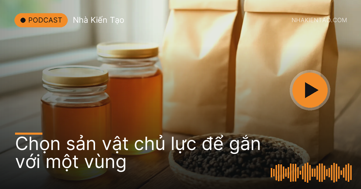 Bàn gỗ bày hũ mật ong, túi cà phê không nhãn và rổ hạt tiêu