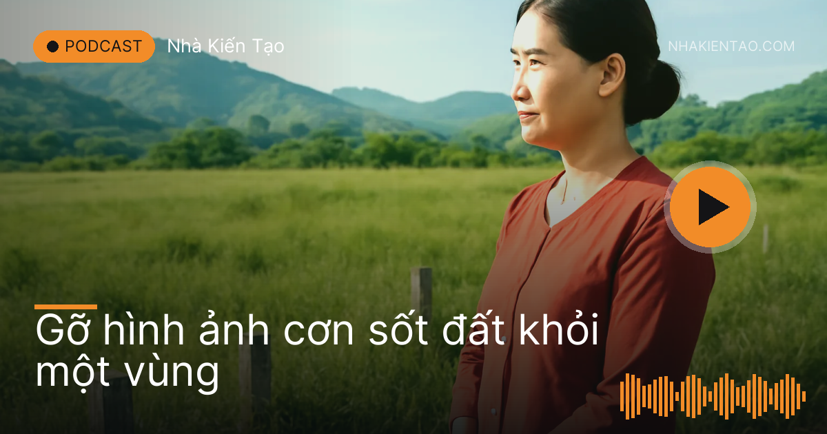 Người phụ nữ đứng nhìn bãi cỏ cao có những cọc mốc bê tông