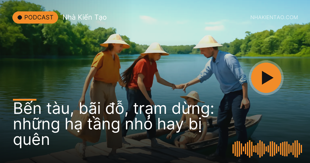 Bến gỗ nhỏ bên hồ, khách bước từ ca nô lên bờ buổi sáng